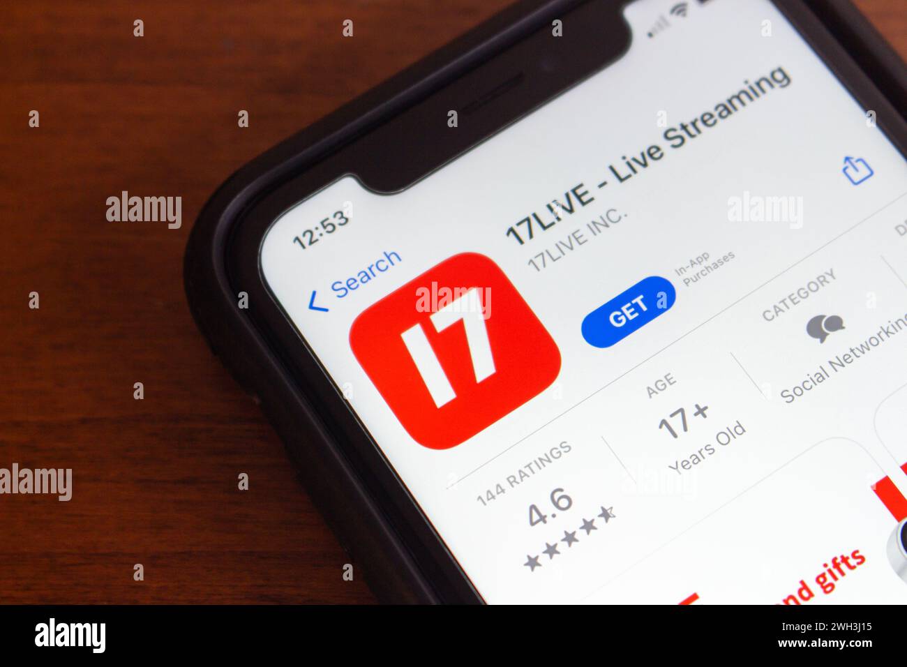 17LIVE App im App Store auf dem iPhone. 17LIVE ist eine Live-Stream-Plattform, mit der Benutzer Live-Übertragungen und Fotos, Videos usw. veröffentlichen können Stockfoto