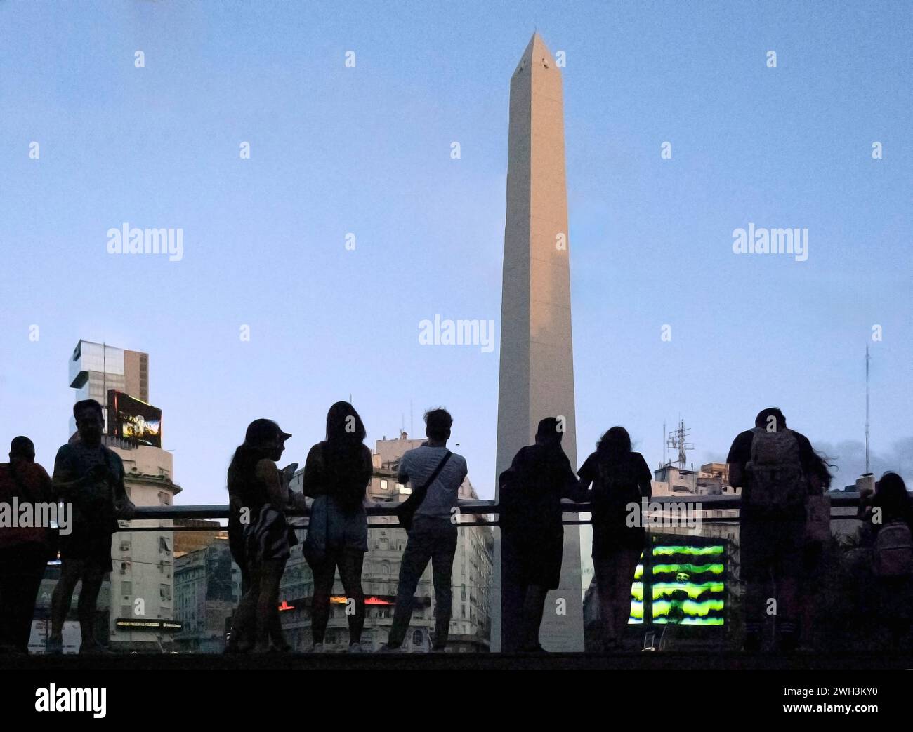 Menschen auf dem Aussichtspunkt, die den Obelisken auf der Avenida 9 de Julio, Buenos Aires, Argentinien mit Kopierraum betrachten Stockfoto
