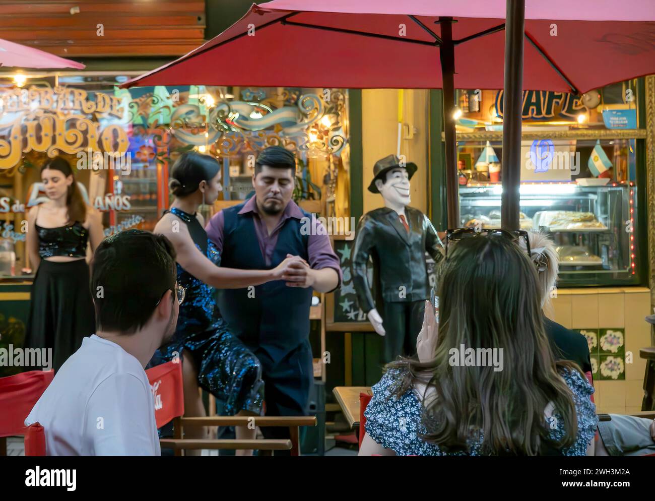 Touristen genießen eine Street Tango Show in Buenos Aires, Argentinien Stockfoto