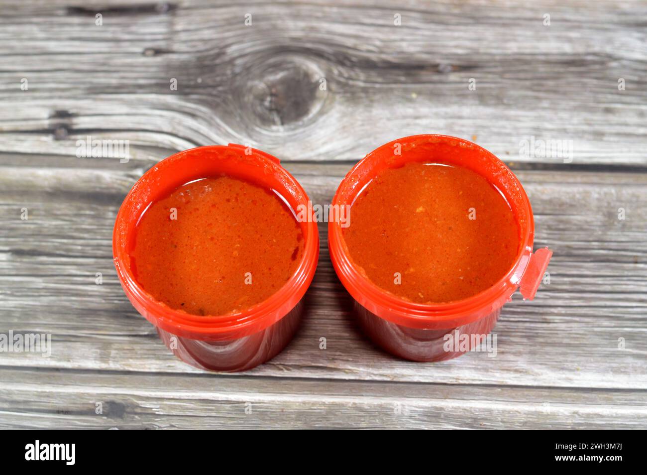 Tomatensauce von Koshary, aus gebratenen Zwiebeln, reserviertem Pflanzenöl, zerstoßenem Knoblauch, Tomatenpaste, Soße, Wasser, Weißessig, Salz und Pfeffer, tom Stockfoto