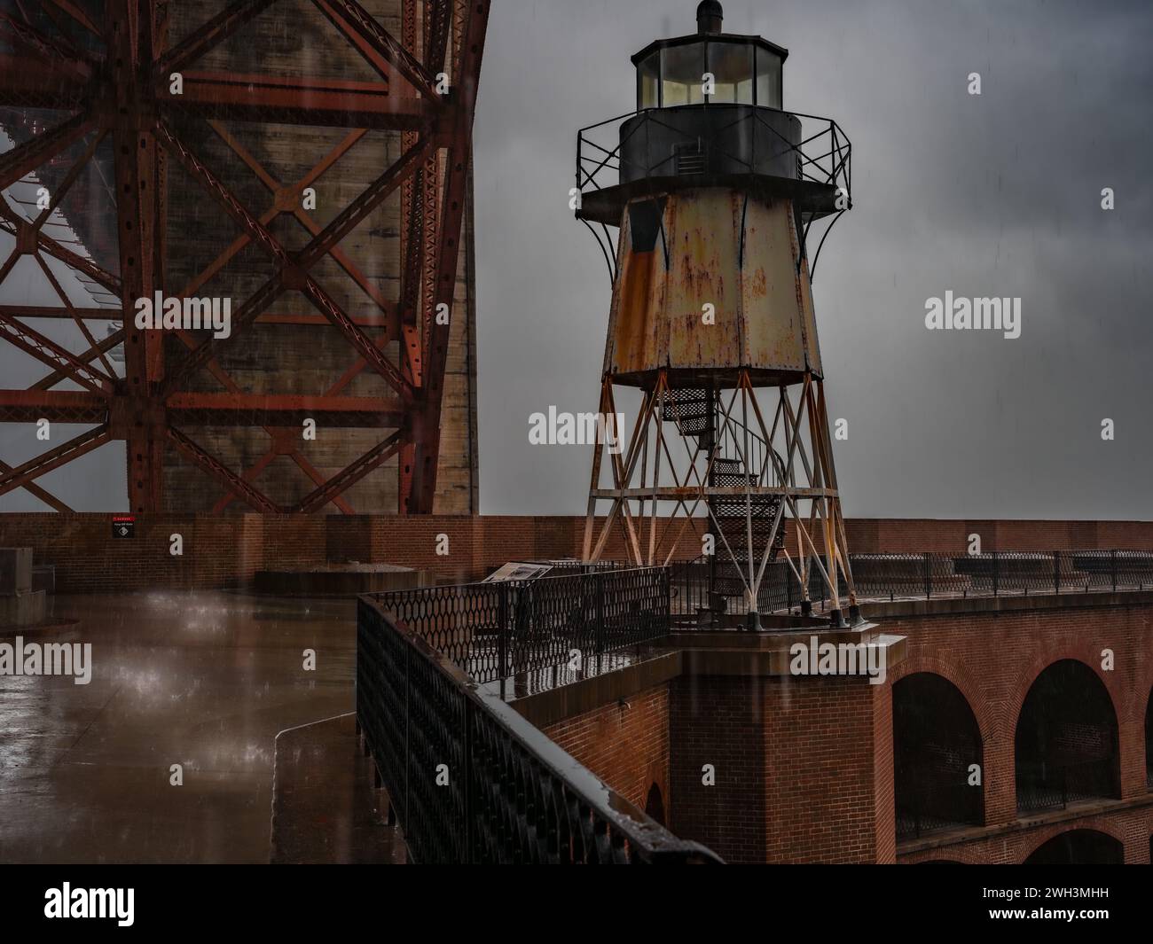 Beobachten Sie den Turm im Regen Stockfoto