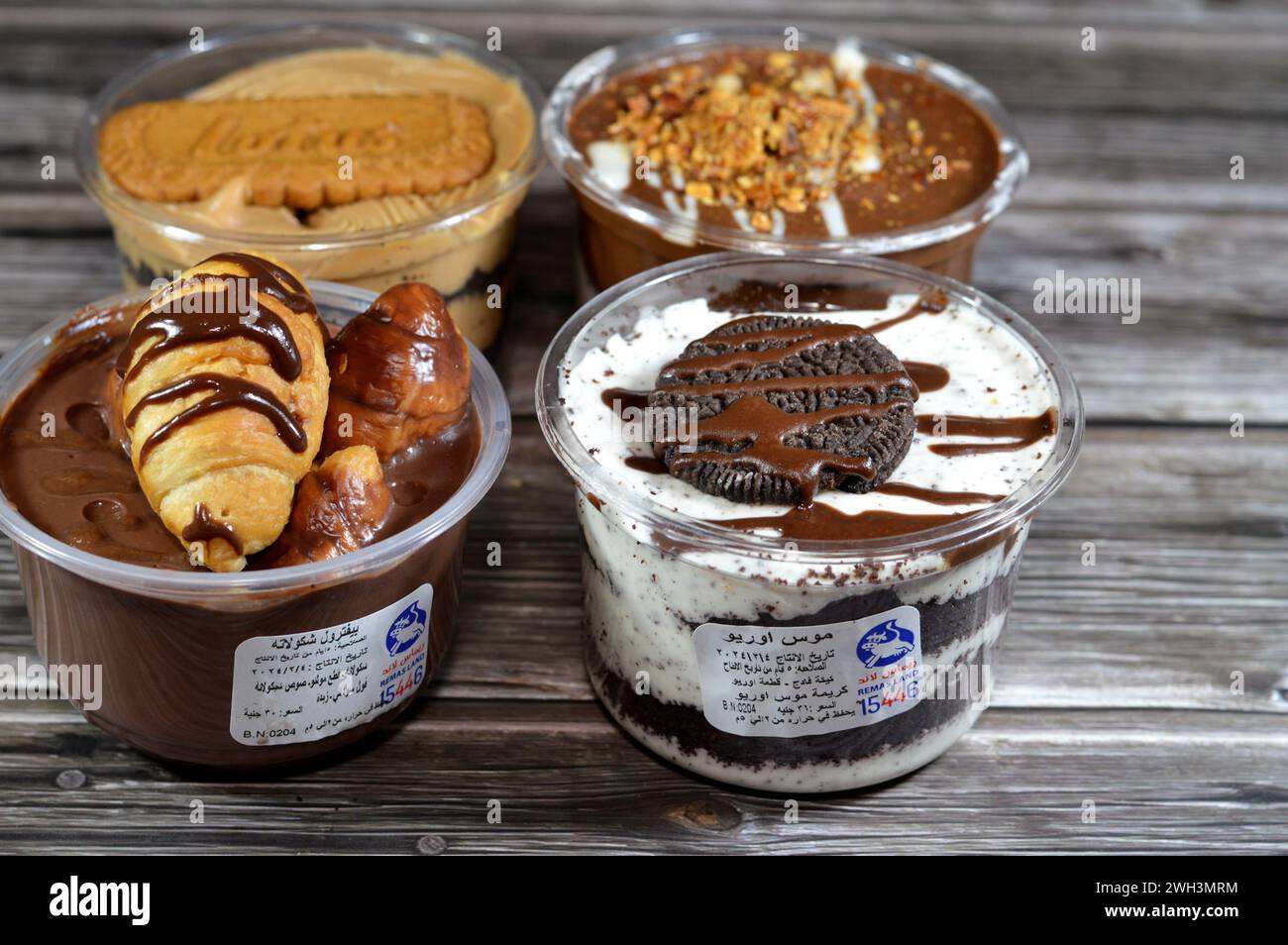 Kairo, Ägypten, 5. Februar 2024: Remas Land Produkte aus cremigen Schokoladen-Profiteroles, mit Molto Croissant Schokolade, Soße, Erdnussbutter, Mandeln und Stockfoto