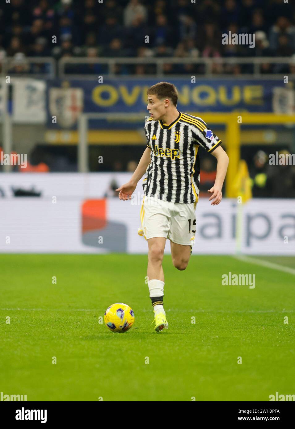 Mailand, Italien. Februar 2024. Kenan Yildiz von Juventus wurde während des Spiels zwischen Inter Mailand und Juventus FC im Rahmen der italienischen Serie A im San Siro Stadion in Aktion gesehen. Endergebnis Inter Mailand 1 - 0 Juventus Fc. (Credit Image: © Nderim Kaceli/SOPA Images via ZUMA Press Wire) NUR REDAKTIONELLE VERWENDUNG! Nicht für kommerzielle ZWECKE! Stockfoto