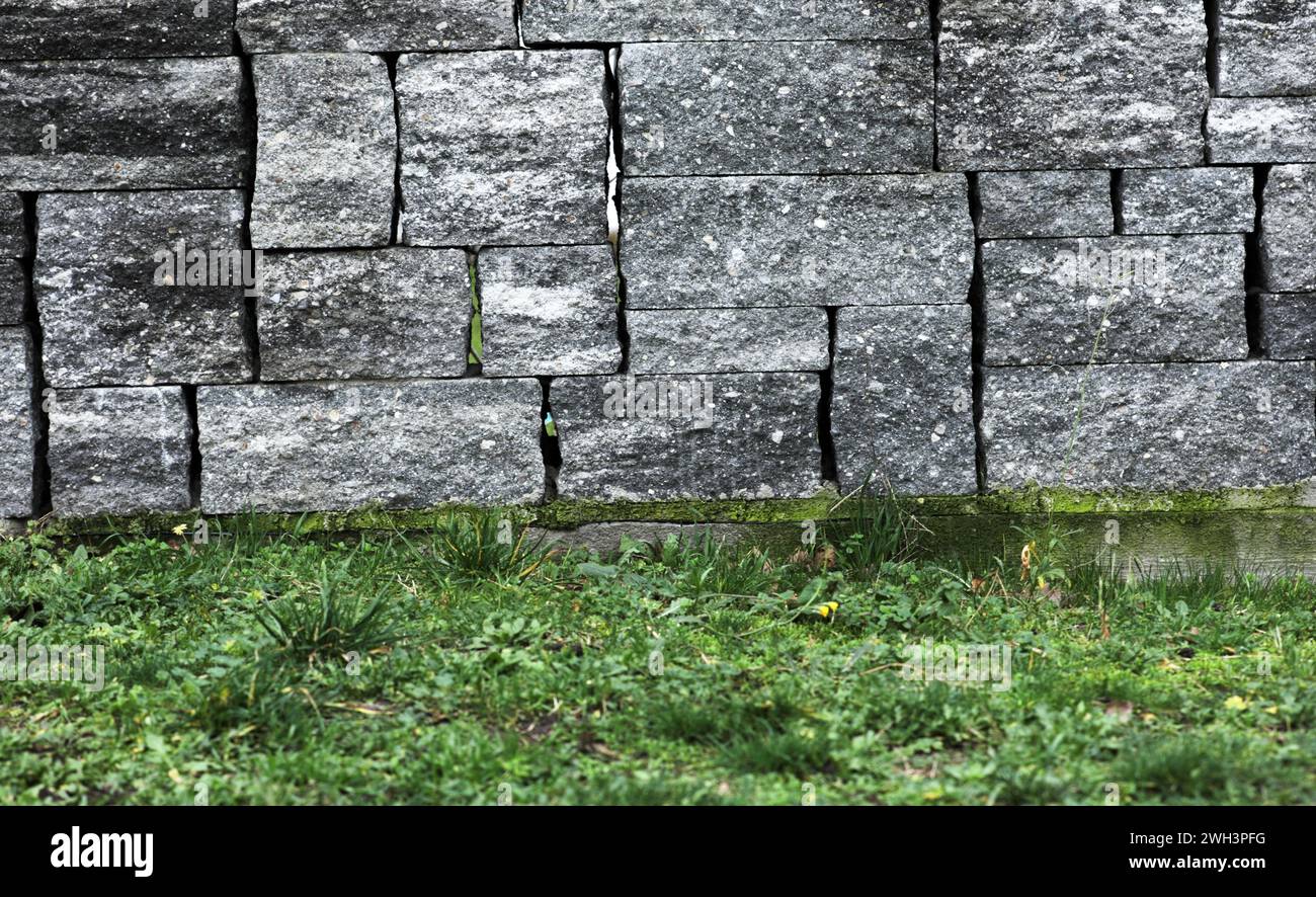 Steinmauer mit quadratischen Steinen Stockfoto