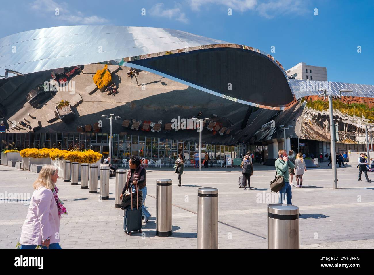 Entdecken Sie modernes urbanes Leben und futuristische Architektur in Birmingham, Großbritannien Stockfoto