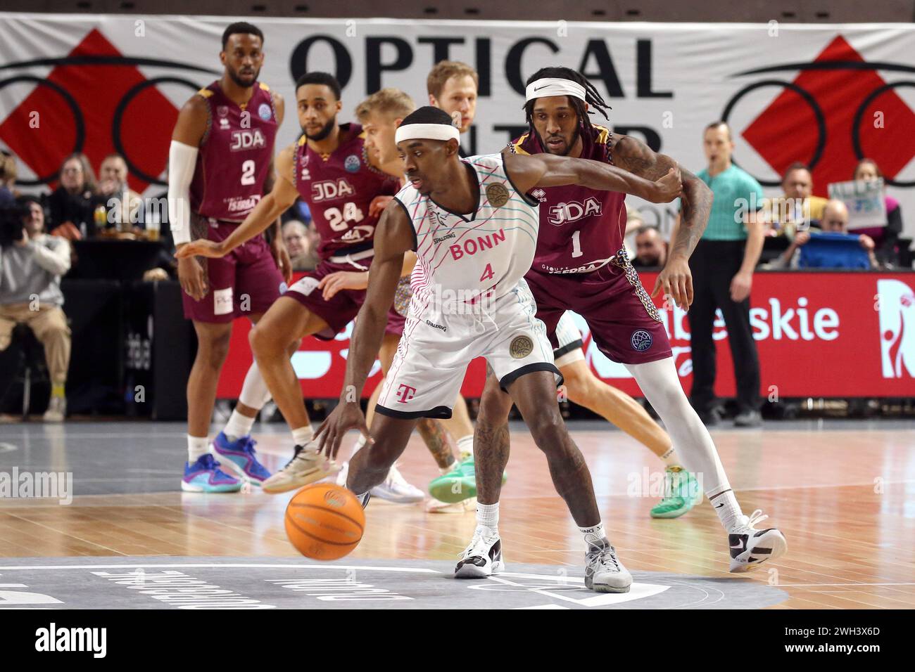 © NICOLAS GOISQUE/MAXPPP - 07.02.2024, 20h00, palais des Sports jean-michel geoffroy de dijon, Basketball-Meister-Liga, Top 16, 3ème journéejda dijon Korb - telekom Baskets bonn, glynn watson à la mène pour bonn devant la défense dijonnaise Credit: MAXPPP/Alamy Live News Stockfoto