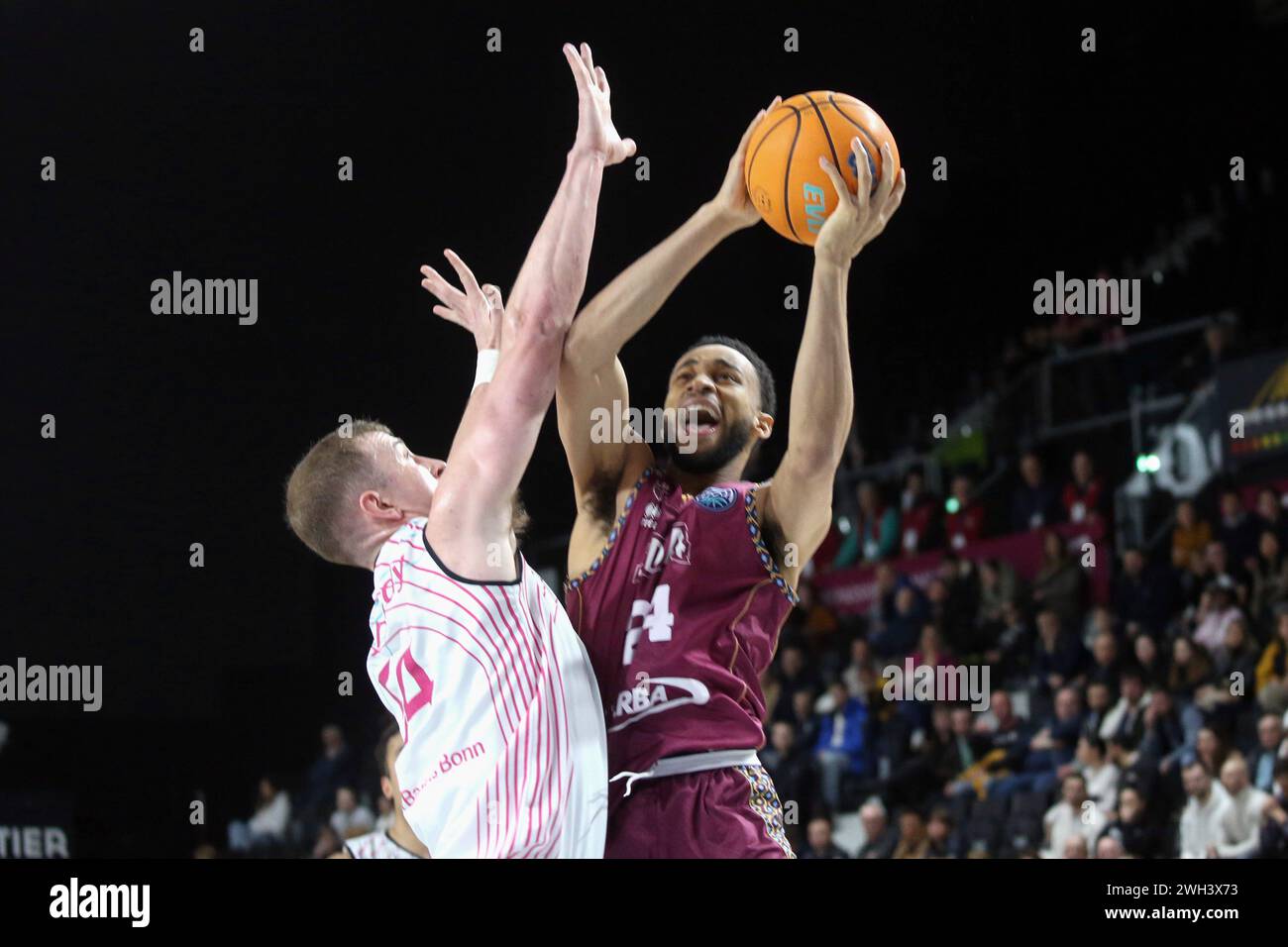 © NICOLAS GOISQUE/MAXPPP - 07.02.2024, 20h00, palais des Sports jean-michel geoffroy de dijon, Basketball-Champion-Liga, Top 16, 3ème journéejda dijon Korb - telekom Baskets bonn, cameron Hunt va Shooter malgré la défense de thomas kennedy Credit: MAXPPP/Alamy Live News Stockfoto