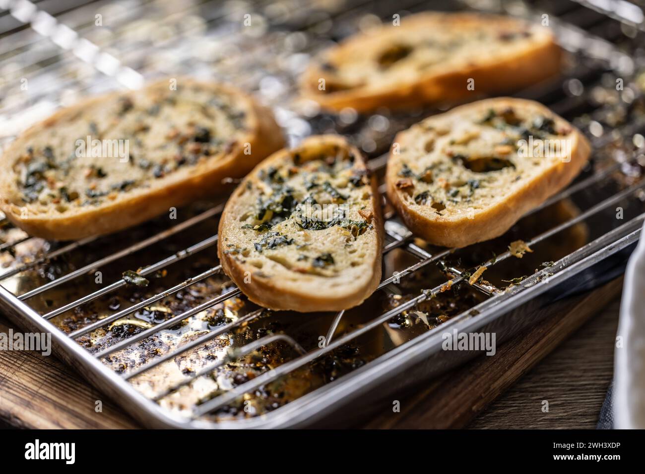 Französische Baguettes gebacken mit Kräuter-Knoblauchbutter. Stockfoto