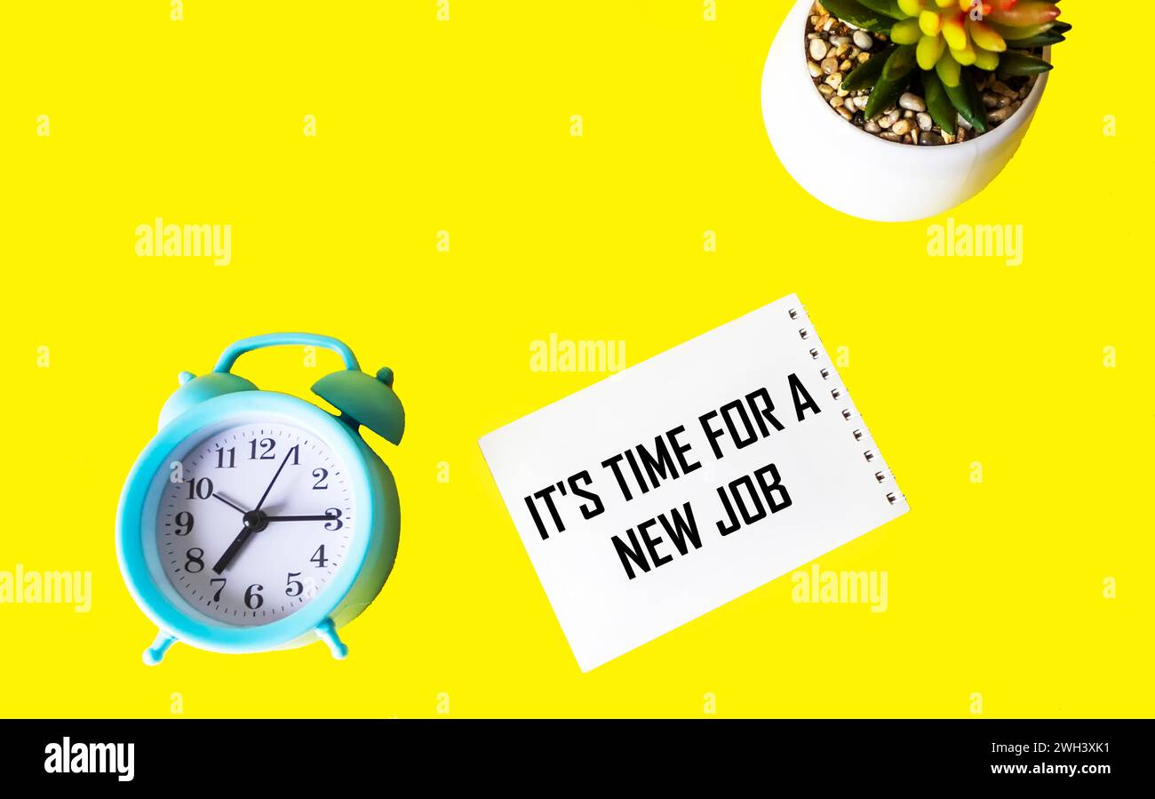 Textzeichen, das anzeigt, dass es Zeit für einen neuen Job ist, auf gelbem Hintergrund Stockfoto