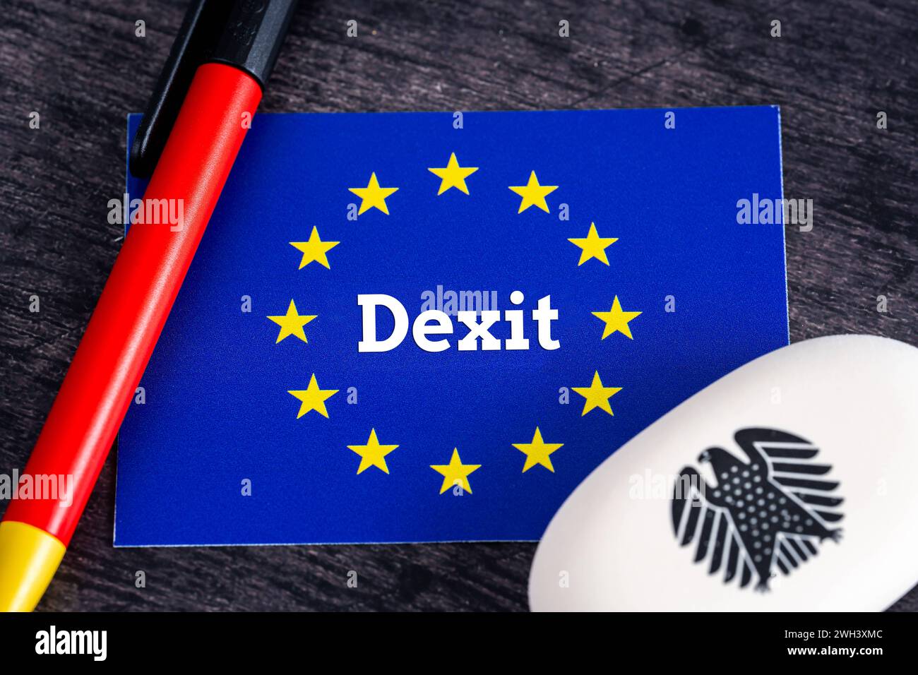 7. Februar 2024: Dexit-Schriftzug auf einem Logo der Europäischen Union. Symbolisches Bild für die Dexit hypothetische Ausreise Deutschlands aus Europa FOTOMONTAGE *** Dexit Schriftzug auf einem Logo der Europäischen Union. Symbolbild für den Dexit hypothetischen Austritt Deutschlands aus Europa FOTOMONTAGE Stockfoto