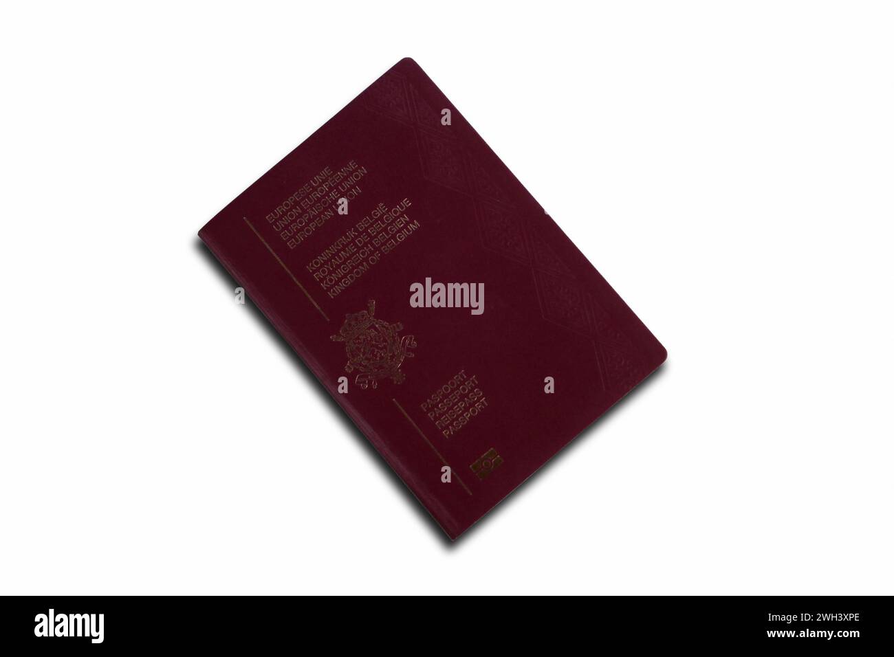 Nahaufnahme eines belgischen Passes auf weißem Hintergrund. Stockfoto