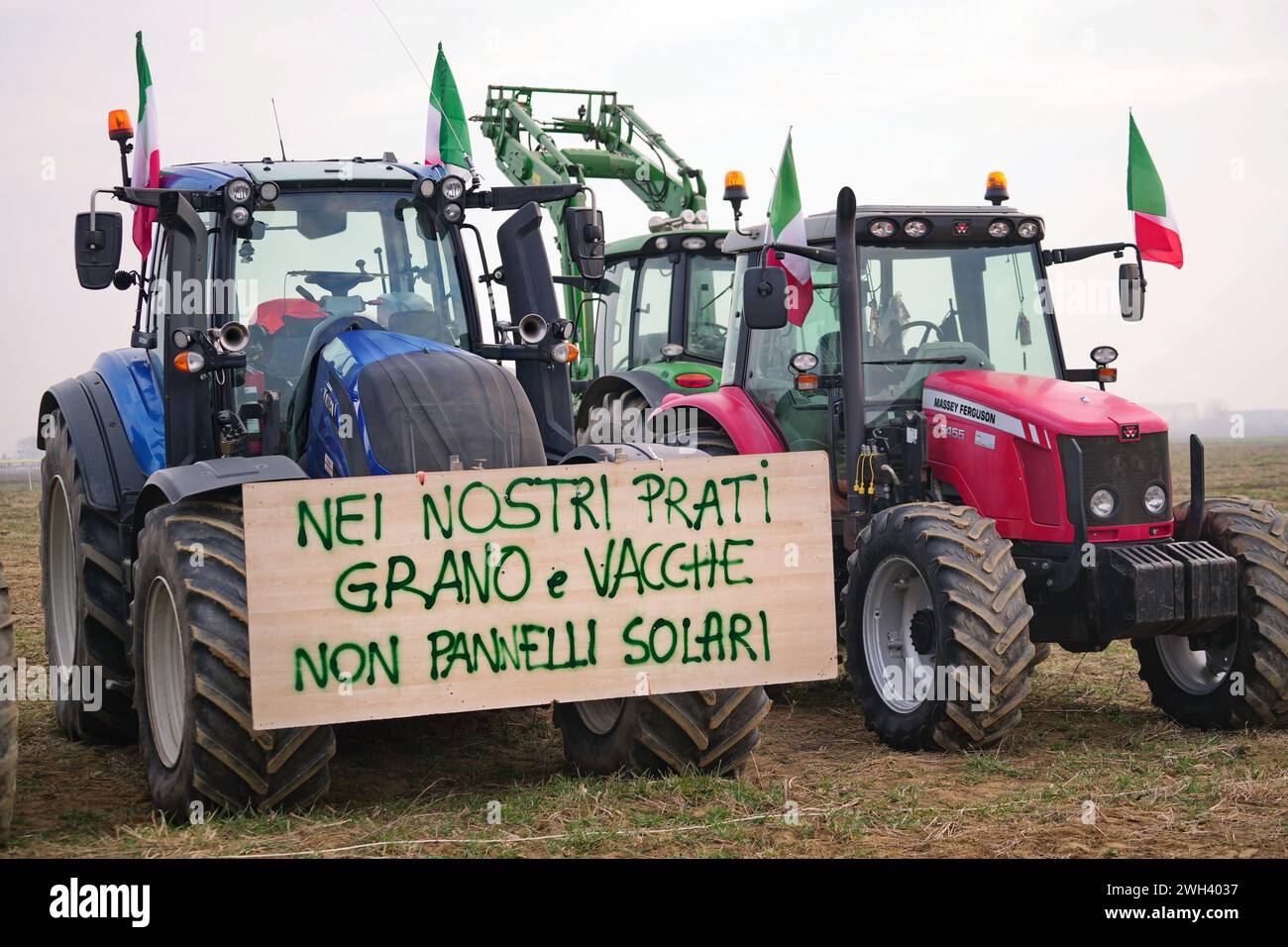 Rivoli, Italien - 7. Februar 2024: Landwirte protestieren mit Traktoren gegen europäische Produktionskostenpolitik. Stockfoto