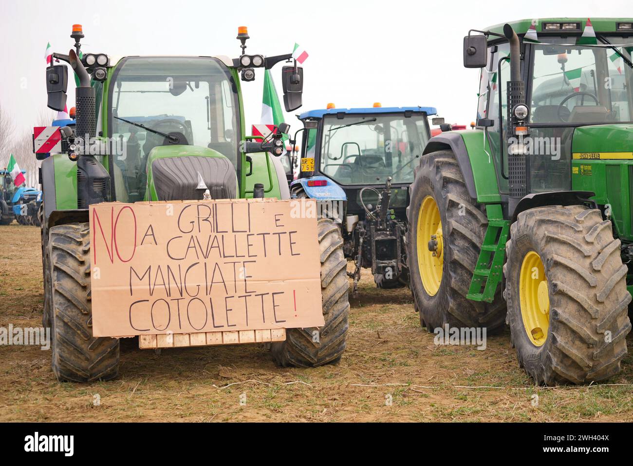Rivoli, Italien - 7. Februar 2024: Landwirte protestieren mit Traktoren gegen europäische Produktionskostenpolitik. Stockfoto