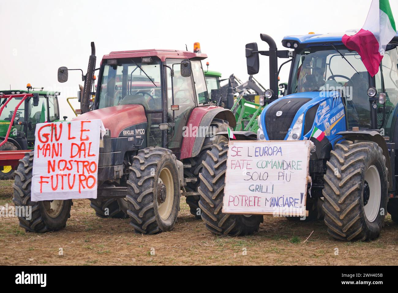Rivoli, Italien - 7. Februar 2024: Landwirte protestieren mit Traktoren gegen europäische Produktionskostenpolitik. Stockfoto