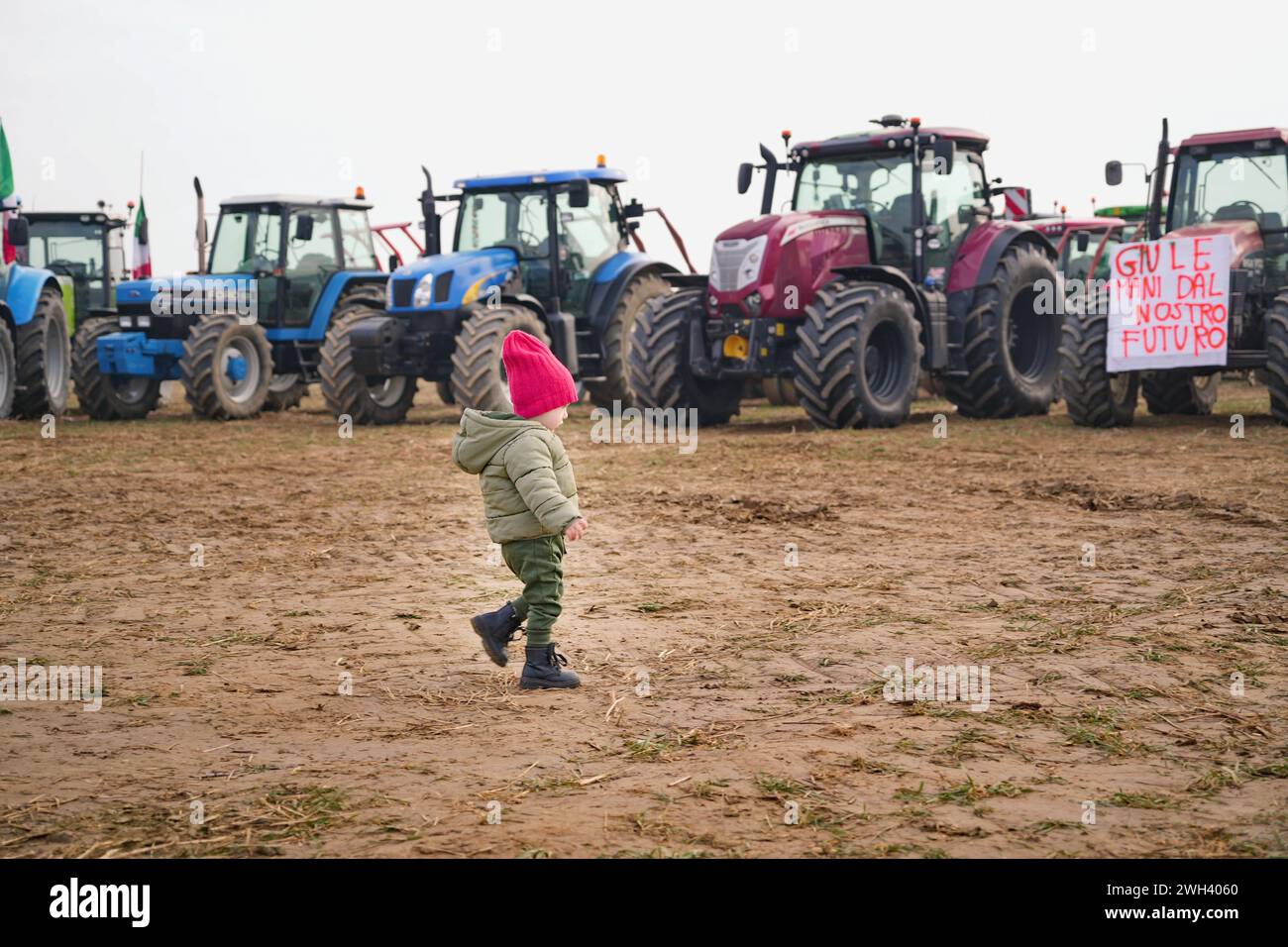 Rivoli, Italien - 7. Februar 2024: Landwirte protestieren mit Traktoren gegen europäische Produktionskostenpolitik. Stockfoto