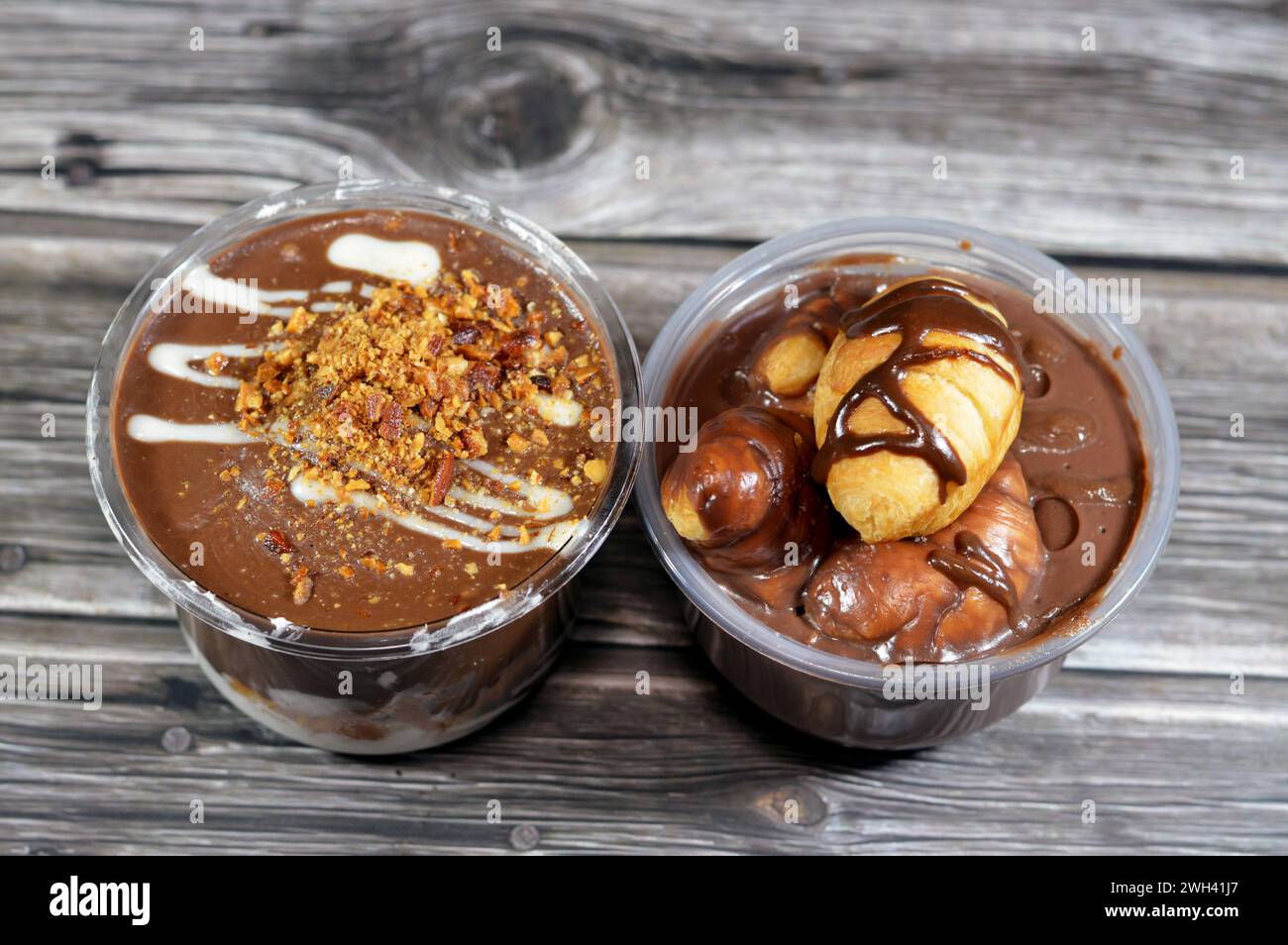 Cremige Schokoladen-Profiteroles, mit Mini-Croissants gefüllt mit Schokolade, Soße, Erdnussbutter, Mandeln, Profiteroles sind Creme-Puffs, gefüllt mit Französisch Stockfoto