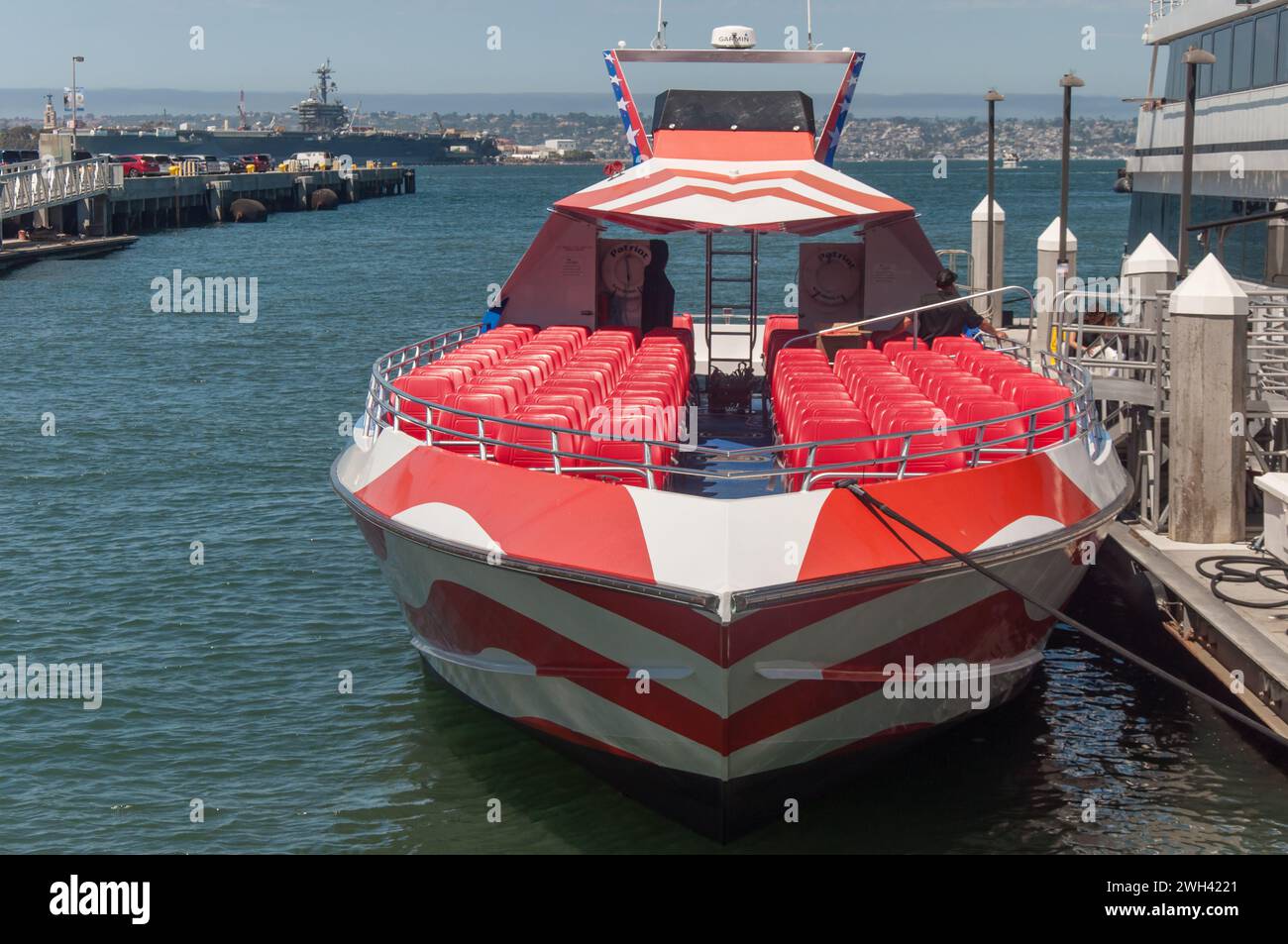 San Diego, Kalifornien, USA – 16. August 2023. Das Patriot Jet Boat in San Diego Bay - bereit für Hafenrundfahrt, Bootstour Stockfoto