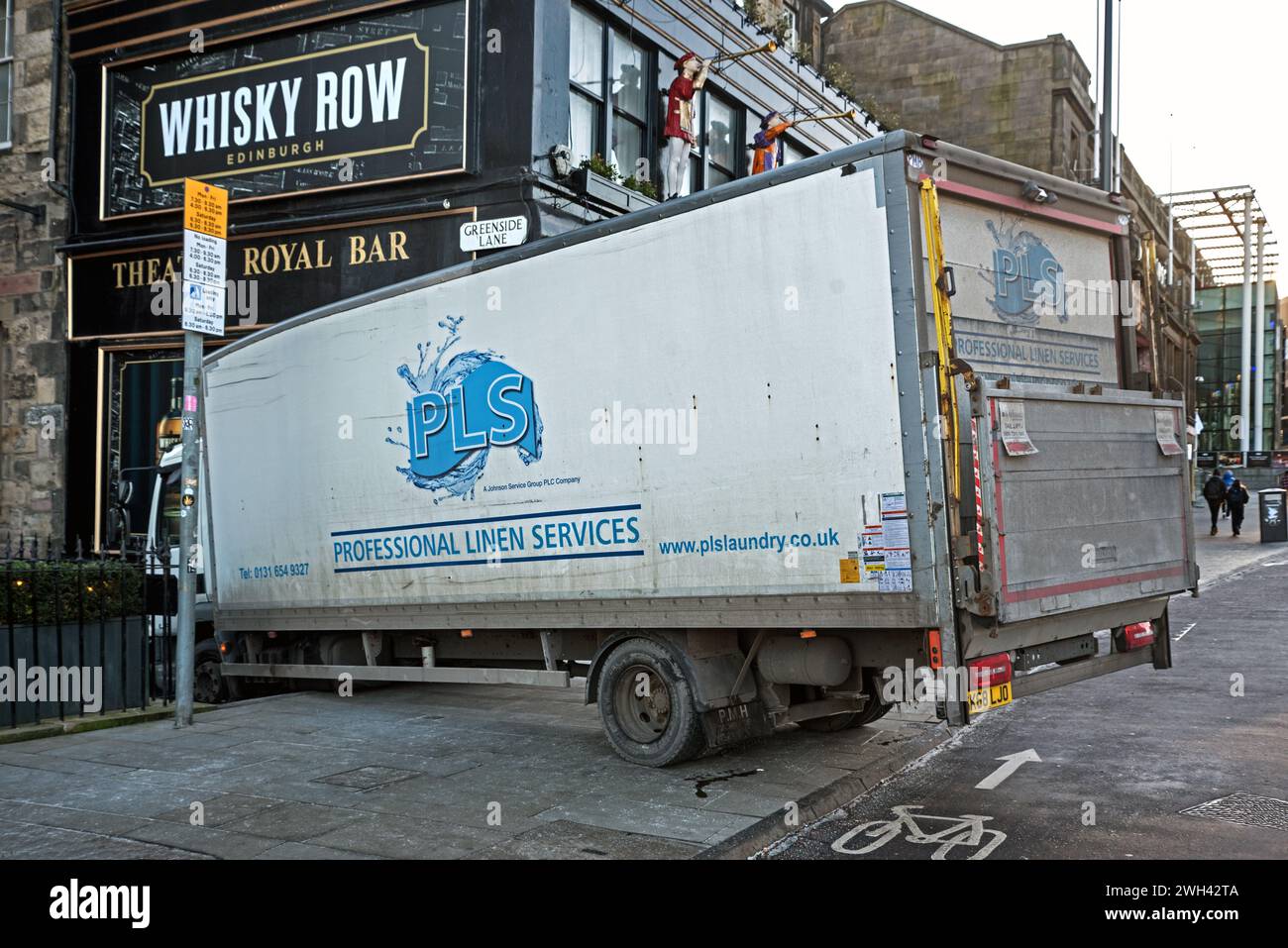 Der LKW blieb dank eines veralteten Navigationssystems auf den Stufen in der Greenside Lane Edinburgh fest. Stockfoto