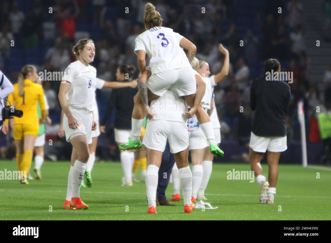 Millie Bright gibt Rachel Daly einen Huckepack-Ride England gegen Spanien UEFA Womens Euro Brighton Community Stadium (Amex Stadium) am 20. Juli 2022 Stockfoto