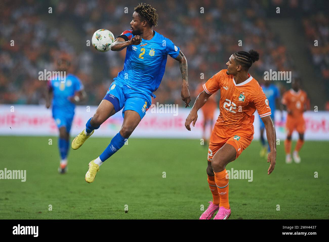 AFACON 2023 HALBFINALE, das Duell zwischen dem Kongolesen Henoc Inonga Baka und dem ivorischen Sébastien Haller Stockfoto