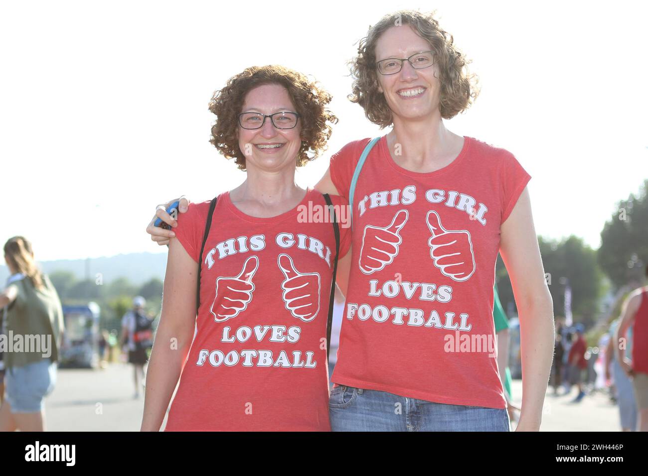 Weibliche Fans tragen dieses Mädchen liebt Fußballtrikots England gegen Spanien UEFA Womens Euro Brighton Community Stadium (Amex Stadium) 20. Juli 2022 Stockfoto