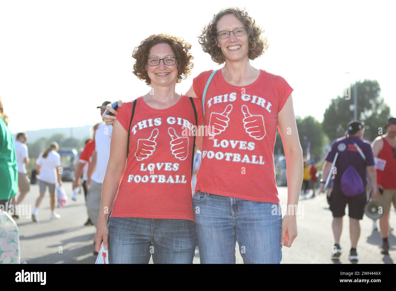 Weibliche Fans tragen dieses Mädchen liebt Fußballtrikots England gegen Spanien UEFA Womens Euro Brighton Community Stadium (Amex Stadium) 20. Juli 2022 Stockfoto
