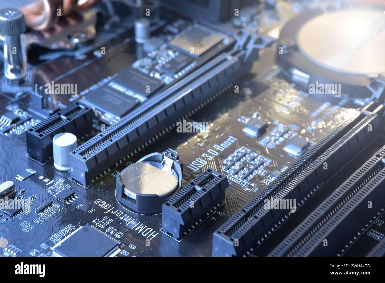Hauptplatinen-Komponenten in Nahaufnahme, einschließlich CMOS, einem Speicher, der die grundlegenden Einstellungen des Eingangs-/Ausgabesystems und PCI, GPU (Grafikkarte) speichert Stockfoto