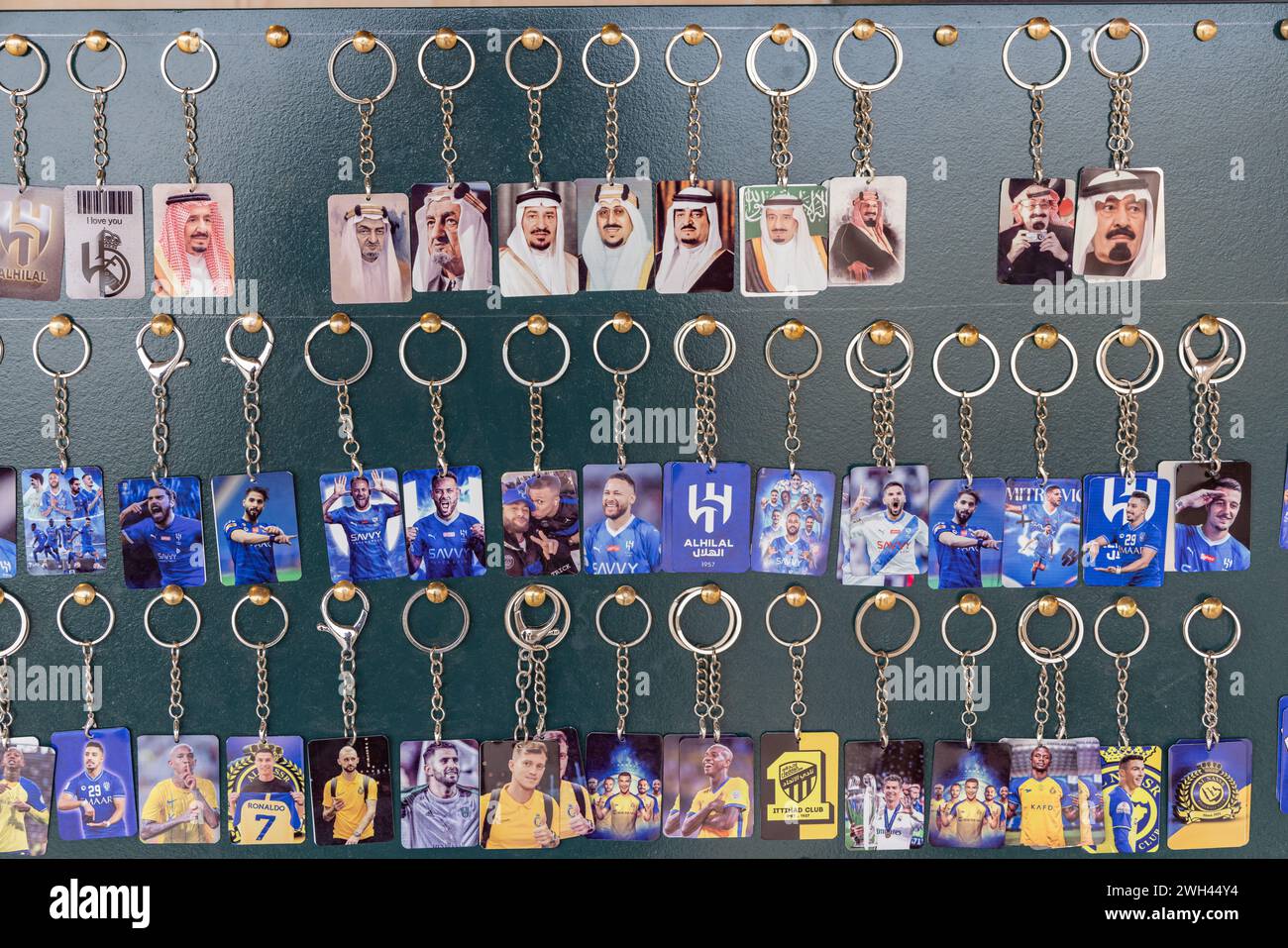 Naher Osten, Saudi-Arabien, Al-Qassim, Unaizah. November 2023. Schlüsselanhänger mit Fotos von Mitgliedern der saudischen Königsfamilie und Fußballspielern. Stockfoto