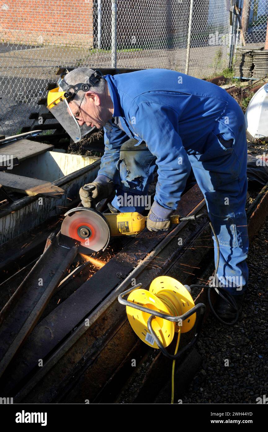 Mann mittleren Alters, der Schrott mit dem Metallschneider lowestoft suffolk england schneidet Stockfoto