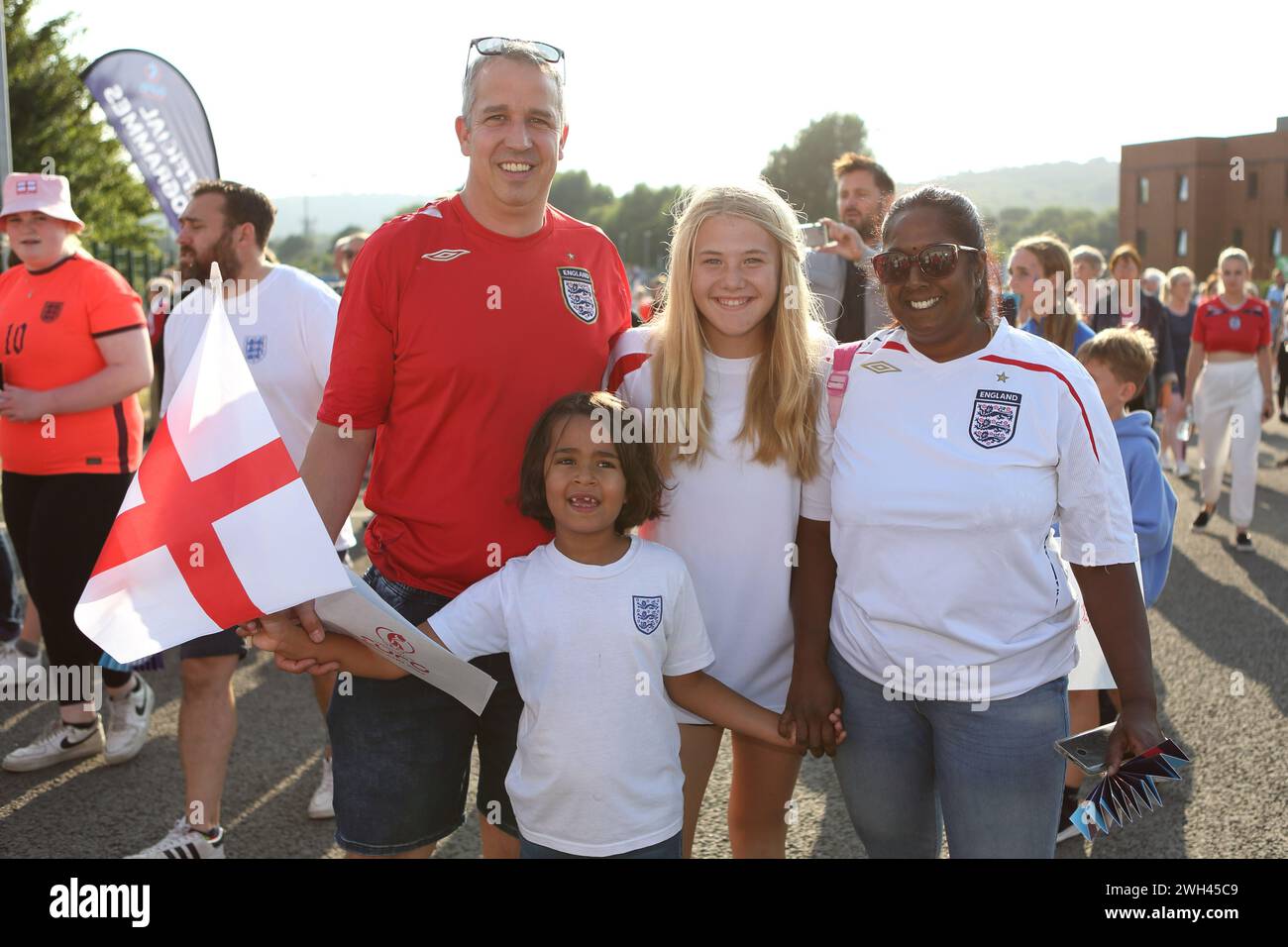 Fans tragen England Trikots lächelnd England gegen Spanien UEFA Women's Euro Brighton Community Stadium (Amex Stadium) 20. Juli 2022 Stockfoto