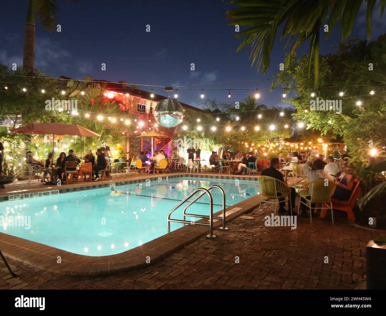 Poolparty am Abend in Miami Stockfoto