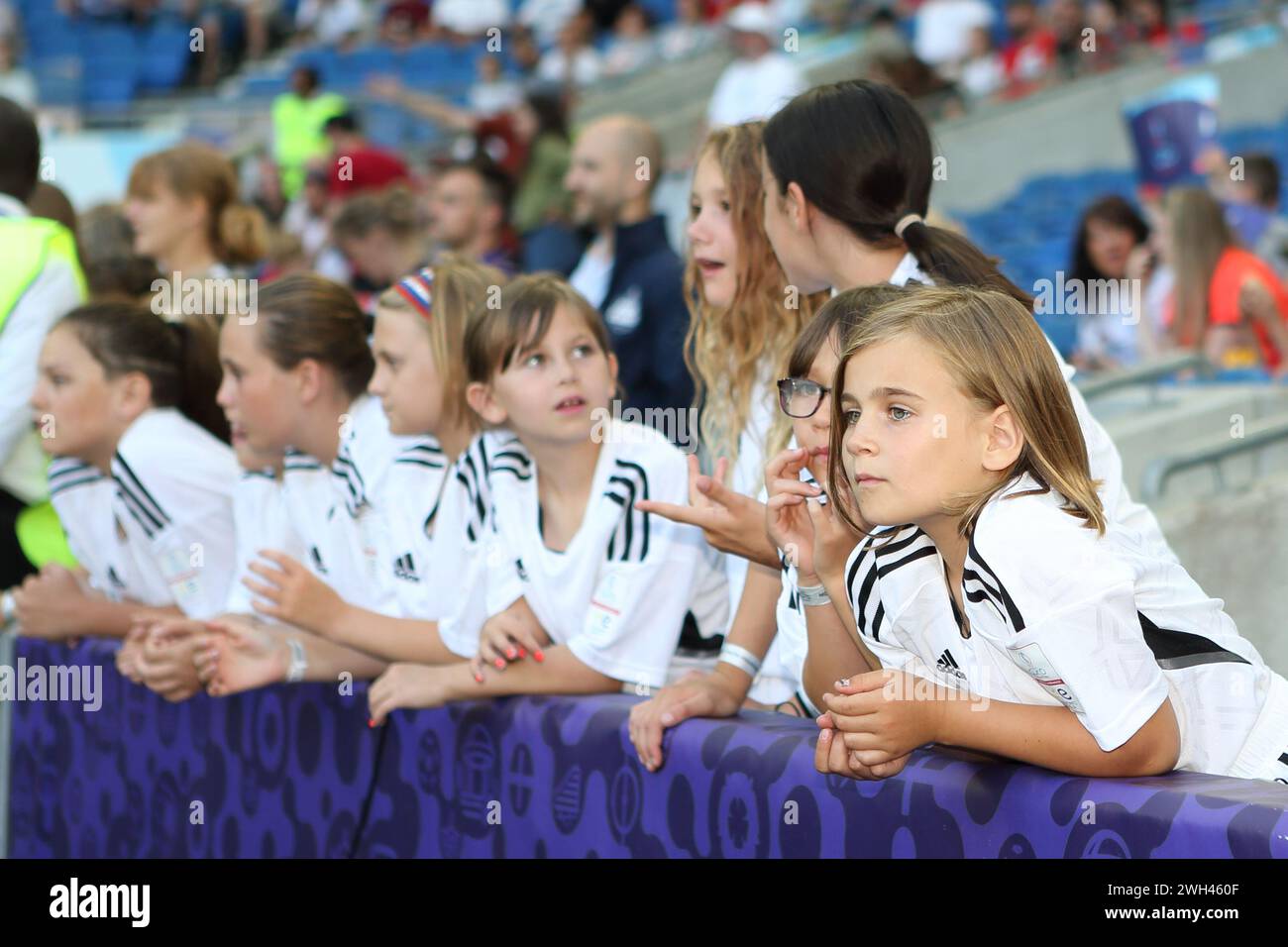 Mädchen-Team Maskottchen England gegen Spanien UEFA Frauen Euro Brighton Community Stadium (Amex Stadium) 20. Juli 2022 Stockfoto