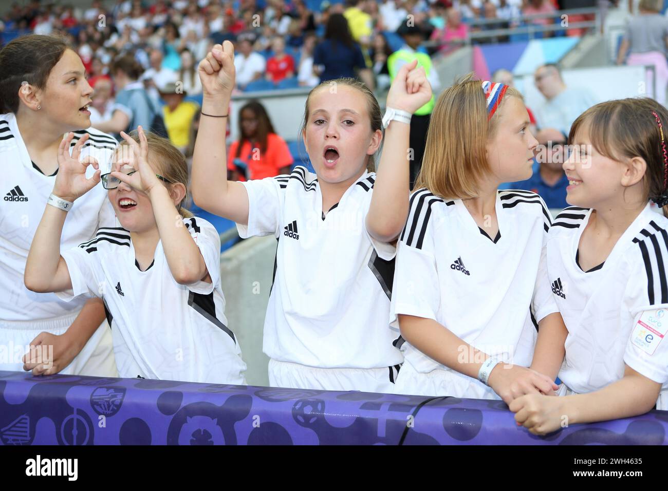 Girls Cheering England gegen Spanien UEFA Women's Euro Brighton Community Stadium (Amex Stadium) 20. Juli 2022 Stockfoto