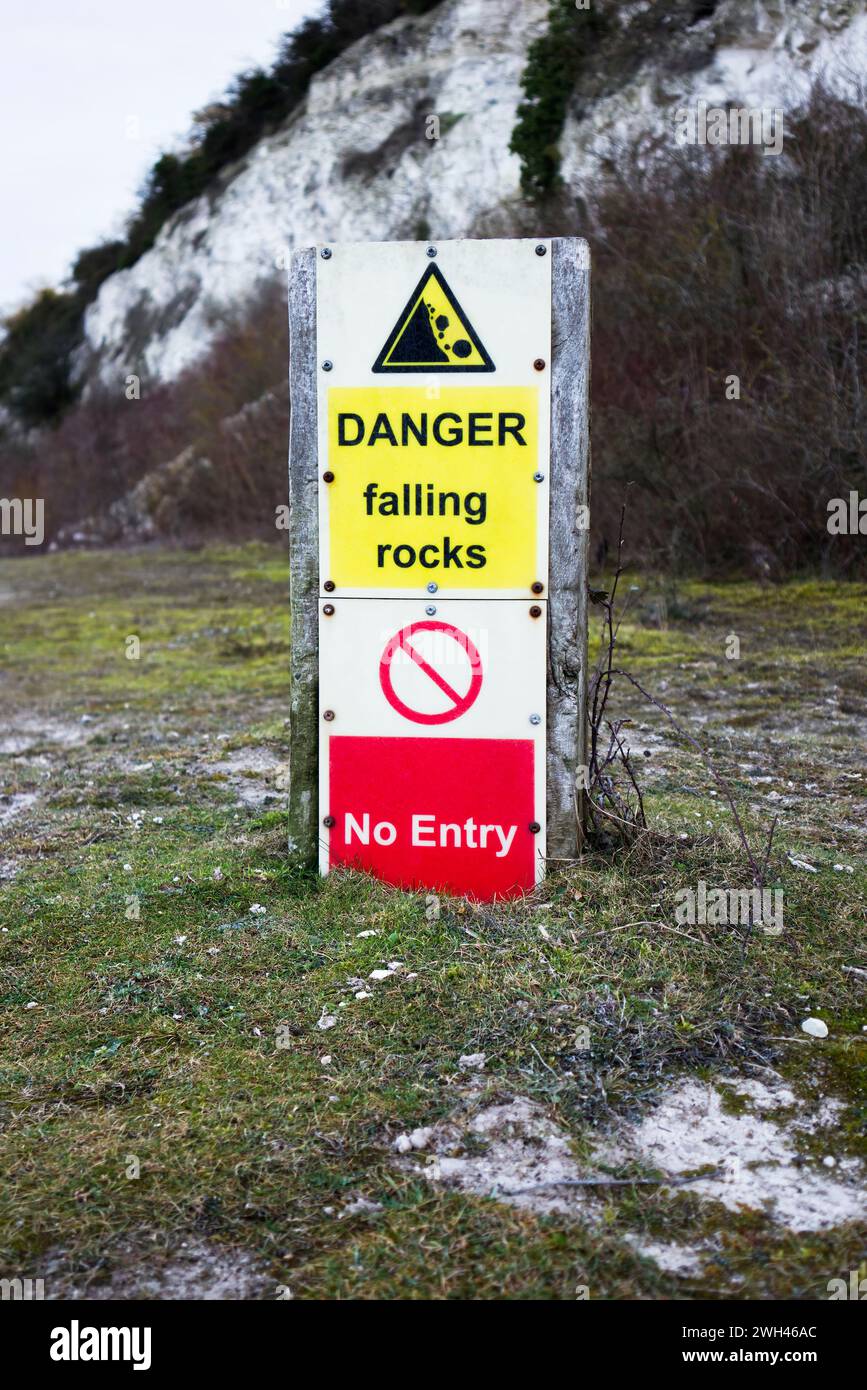 Danger Falling Rocks und No Entry Schild in Cherry Hinton Chalk Pits, Cambridgeshire Stockfoto