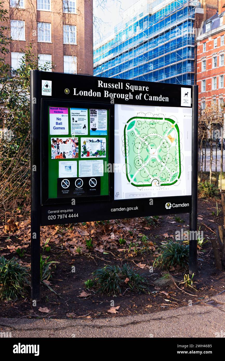 Lokales Noticeboard mit Postern und Karte am Russell Square in Camden, London Stockfoto