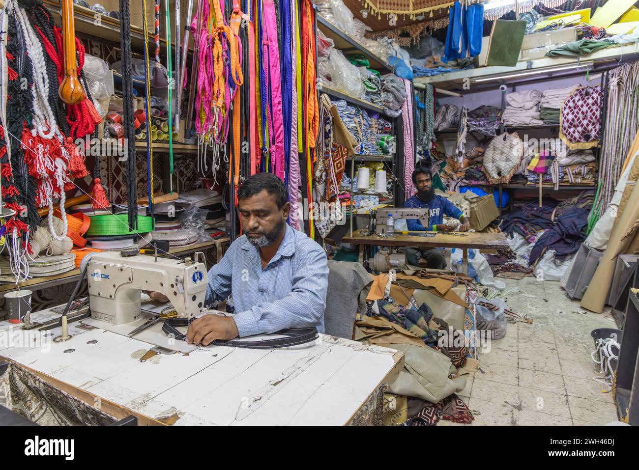 Naher Osten, Saudi-Arabien, Provinz Tabuk, Tayma. November 2023. Männer, die Waren auf dem Markt in Tabuk nähen. Stockfoto