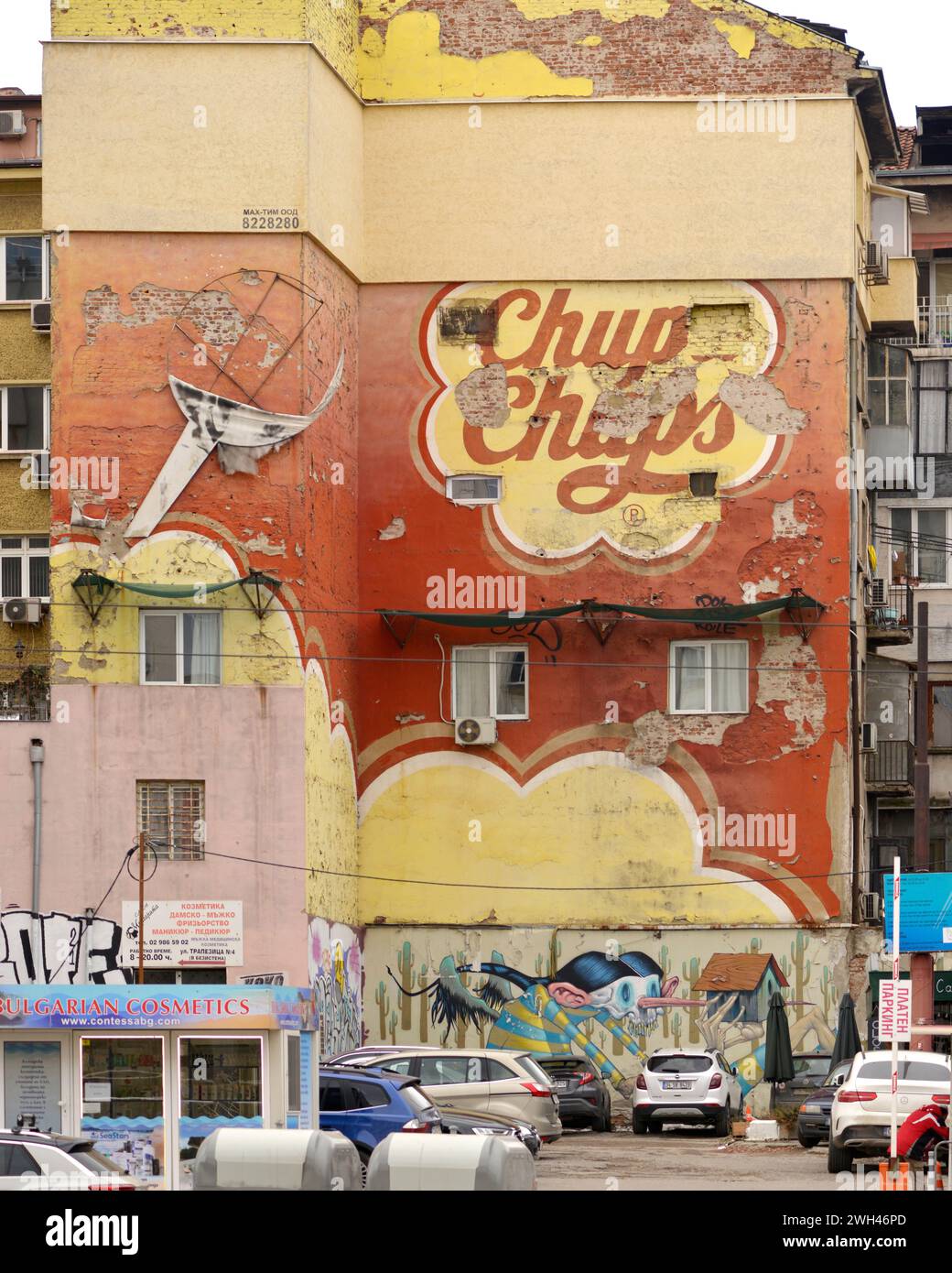 Verblasste alte Wandwerbung von Chupa Chups an verwitterten Fassadenwänden von Wohngebäuden in der Innenstadt von Sofia, Bulgarien, Osteuropa, Balkan, EU Stockfoto