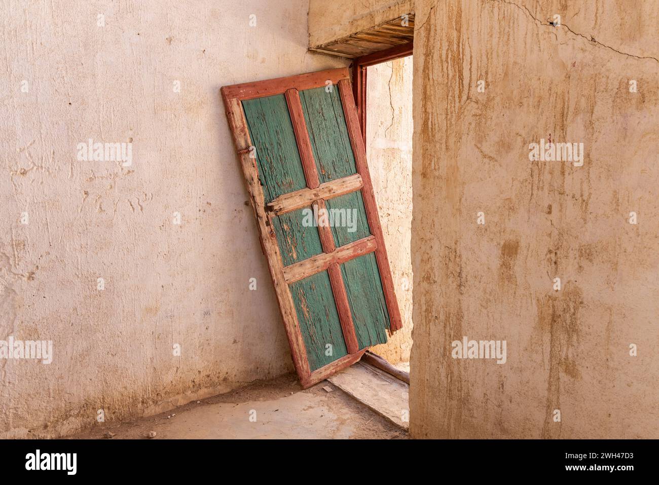 Naher Osten, Saudi-Arabien, Tabuk, Duba. November 2023. Holztüren in einem alten Gebäude in Duba. November 2023. Stockfoto