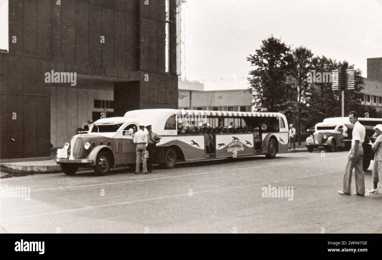 Foto vom Album einer italienischen jüdischen Familie (Jarach), die im Sommer 1933 zur internationalen Expo in Chicago reiste. Hier ein Foto des Greyhound Lines-Busses, aufgenommen in der Nähe der Hall of Science Stockfoto
