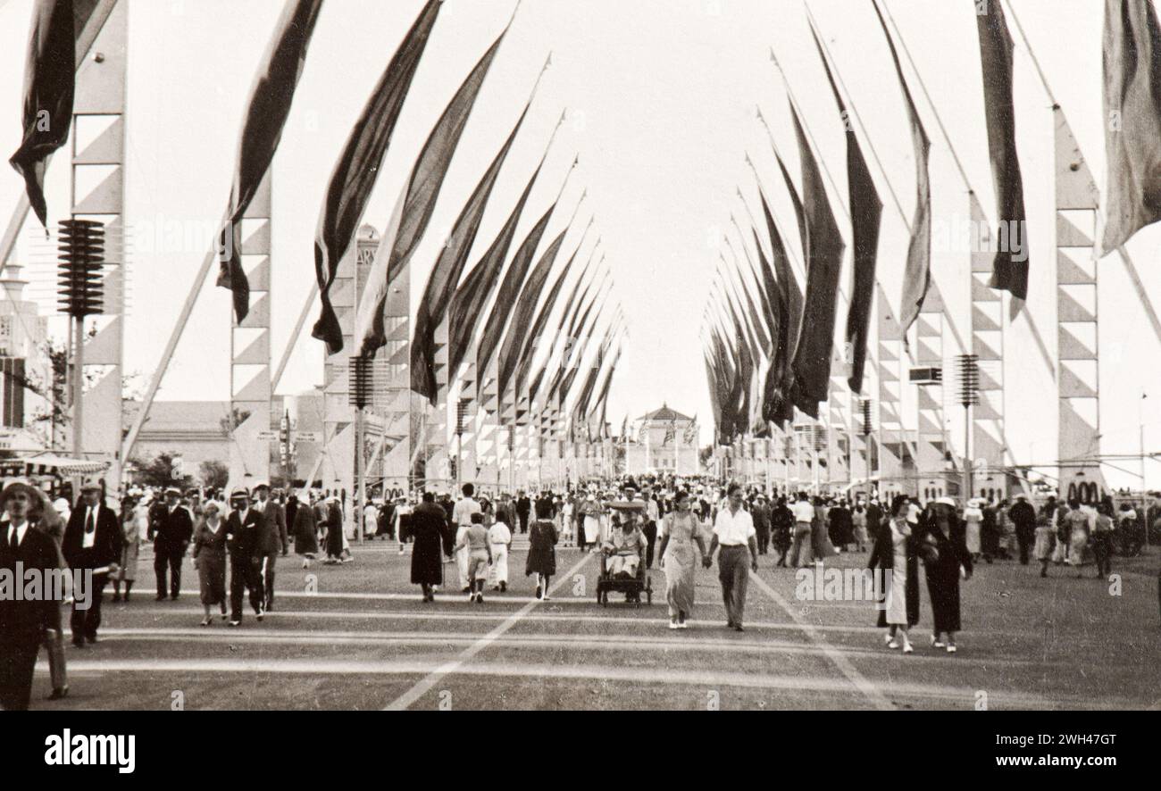 Foto vom Album einer italienischen jüdischen Familie (Jarach), die im Sommer 1933 zur internationalen Expo in Chicago reiste. Das Bild zeigt die Hauptpromenade der Expo voller Menschen Stockfoto