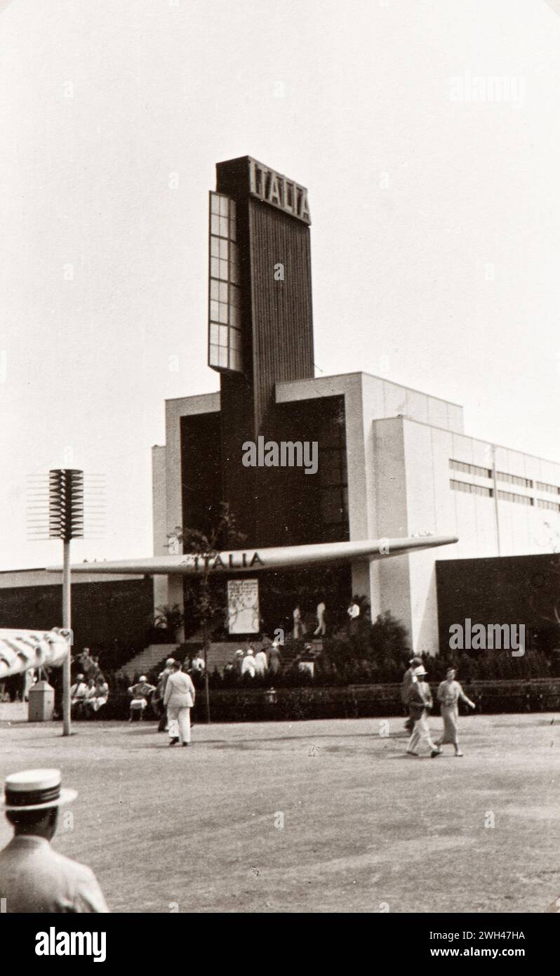 Foto vom Album einer italienischen jüdischen Familie (Jarach), die im Sommer 1933 zur internationalen Expo in Chicago reiste. Das Bild zeigt die Architektur des Mario de Renzi-Gebäudes des Pavillons des faschistischen italienischen Regimes. Stockfoto