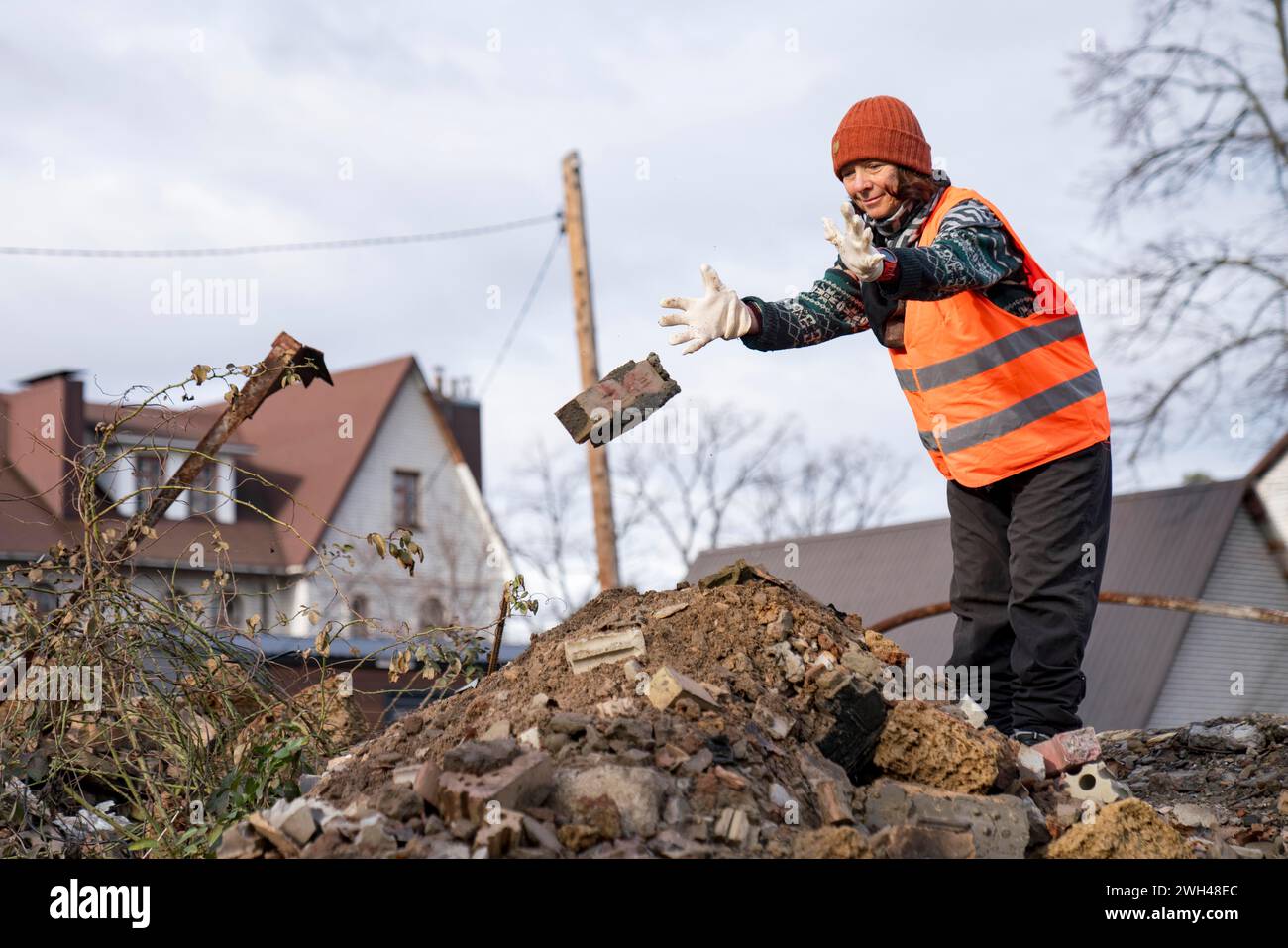 Irpin, Oblast Kiew, Ukraine. Februar 2024. Freiwillige aus Dobrobat arbeiten an der Säuberung und dem Wiederaufbau von Häusern, die vom russischen Militär zu Beginn der massiven Invasion der Ukraine in Irpin nahe der Hauptstadt Kiew zerstört wurden. (Kreditbild: © Andreas Stroh/ZUMA Press Wire) NUR REDAKTIONELLE VERWENDUNG! Nicht für kommerzielle ZWECKE! Stockfoto