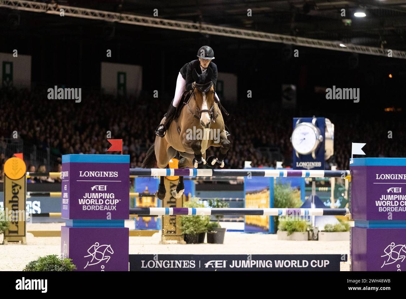 Bordeaux, Frankreich - 3. Februar 2024. Isabella Russekoff aus Israel tritt während der 1,60 m im Jumping International Bordeaux an. Stockfoto