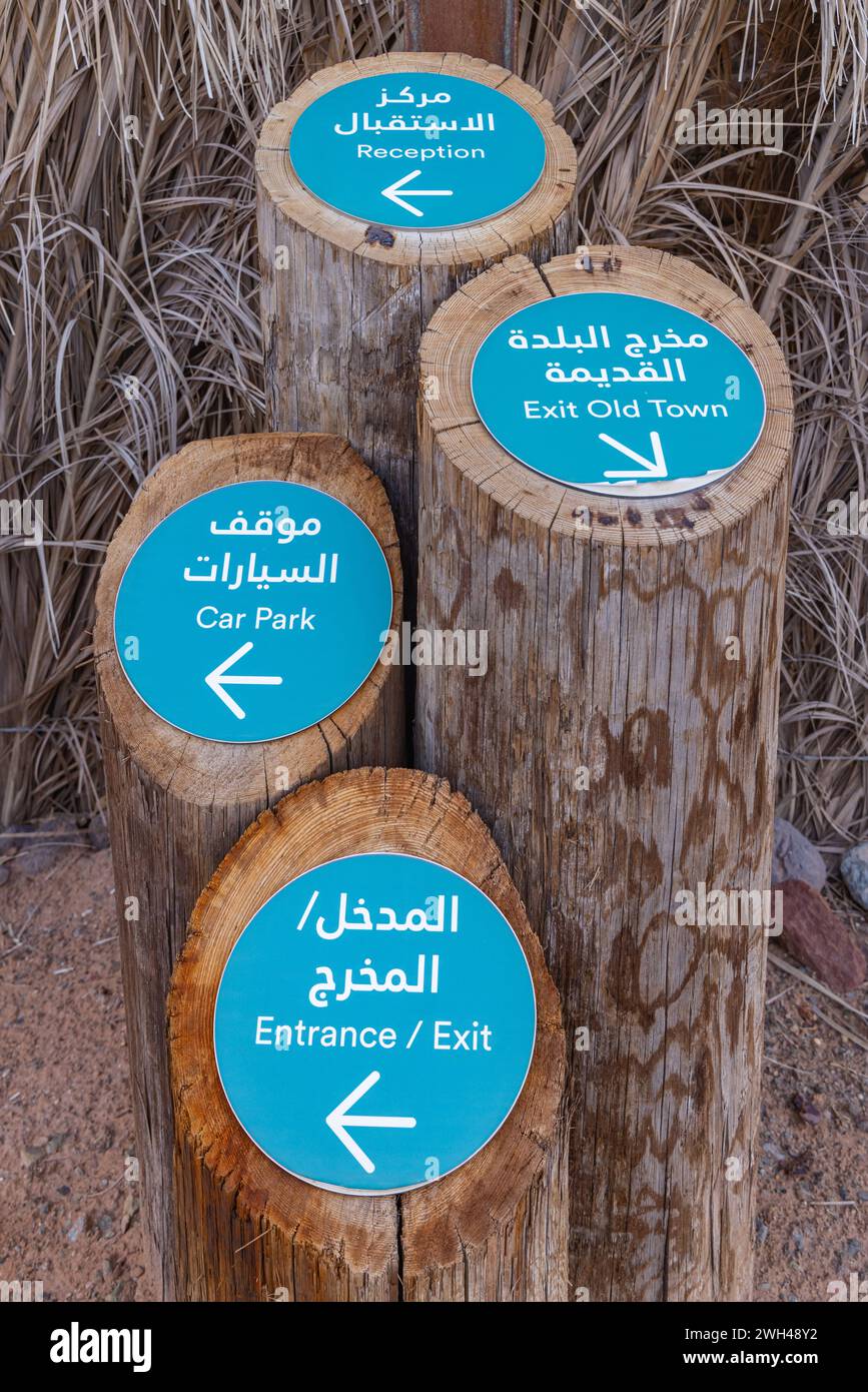 Naher Osten, Saudi-Arabien, Medina, Al-Ula. November 2023. Richtungsschilder an der Daimumah-Oase. Stockfoto