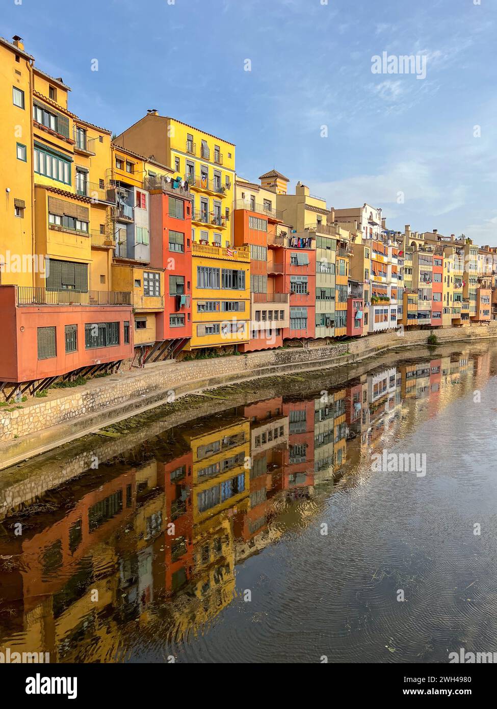Bunte Häuser am Onyar River, Girona Stockfoto