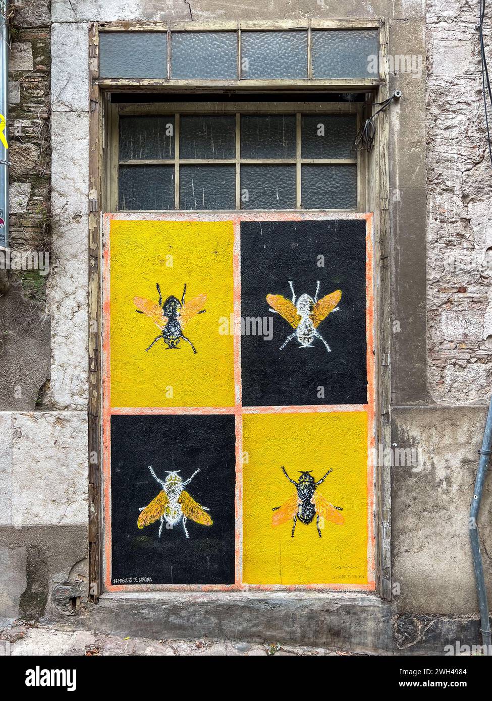 Girona fliegt als Straßenkunst in einer Stadtstraße Stockfoto