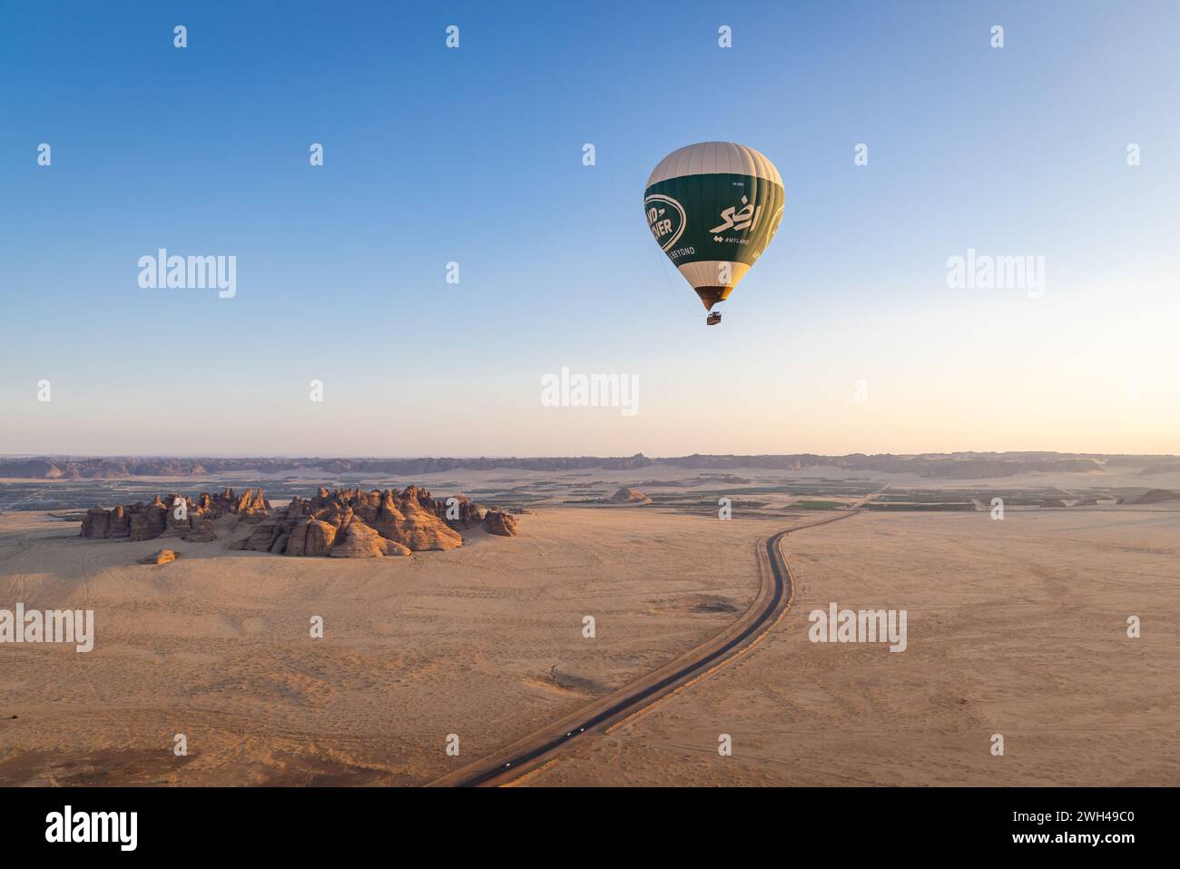 Naher Osten, Saudi-Arabien, Medina, Al-Ula. November 2023. Touristischer Heißluftballon in der saudischen Wüste. Stockfoto