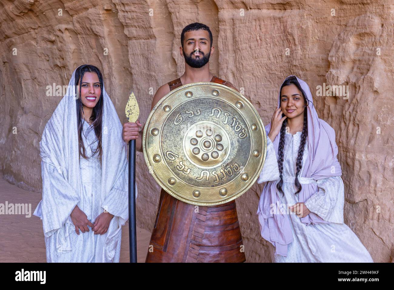 Naher Osten, Saudi-Arabien, Medina, Al-Ula, Hegra. November 2023. Touristen im archäologischen Gebiet Hegra. Stockfoto