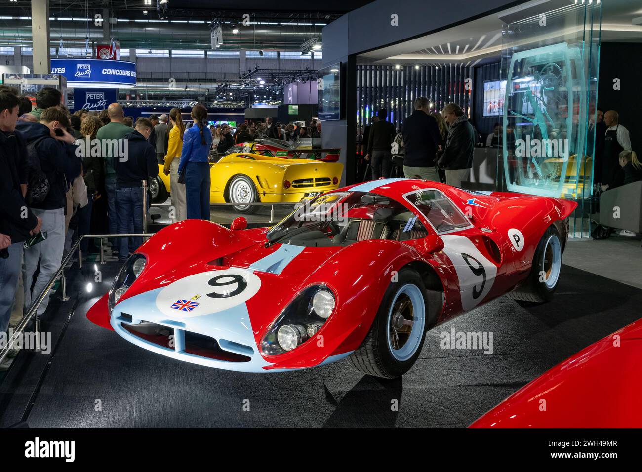 Paris, Frankreich - Rétromobile 2024. Im Fokus steht ein Rosso Corsa mit hellem Cambridge Blue Stripe 1967 Ferrari 412 P. Fahrgestellnr 0854. Stockfoto