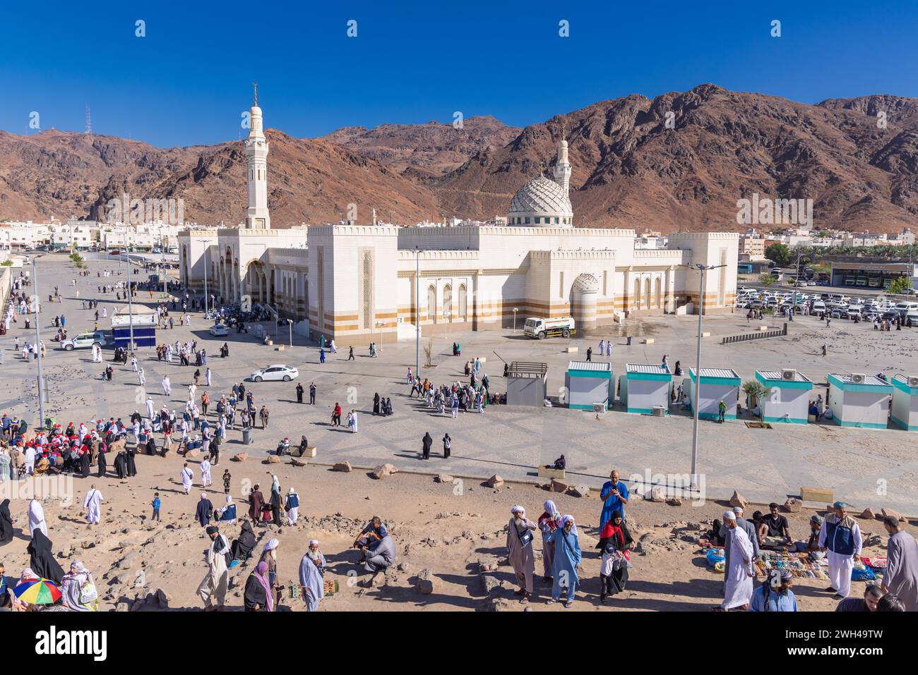 Naher Osten, Saudi-Arabien, Provinz Madinah, Medina. November 2023. Die Moschee unterhalb des Mount Uhud. Stockfoto